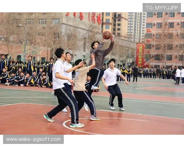 校园篮球赛激发团队精神，培养学生勇敢拼搏品质